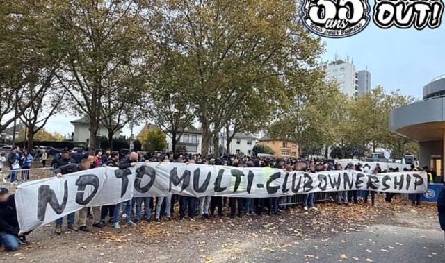 不满主帅赛季中被挖，白学堡球迷将继续上街抗议切尔西母公司