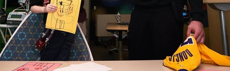 世界杯高清观看-💛💜湖人在UCLA健康中心举行社区活动 詹东里与病患亲密互动