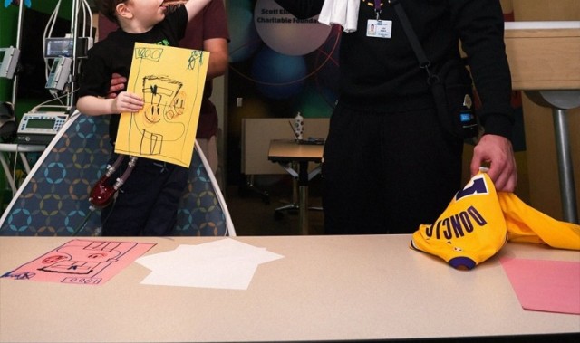 世界杯高清观看-💛💜湖人在UCLA健康中心举行社区活动 詹东里与病患亲密互动