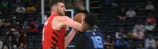 世界杯官网入口-生涯首次被驱逐！杨瀚森队友克林根肘击吃二级恶犯 黯然离场