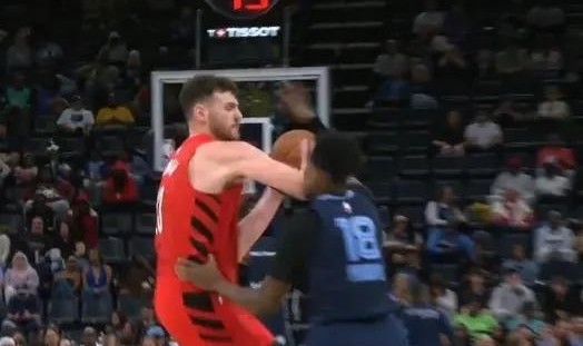 世界杯官网入口-生涯首次被驱逐！杨瀚森队友克林根肘击吃二级恶犯 黯然离场